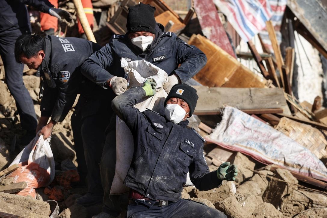 1月9日，定日縣長(zhǎng)所鄉(xiāng)古榮村，日喀則市公安局民警協(xié)助受災(zāi)群眾清理廢墟。 環(huán)球時(shí)報(bào)記者 崔萌攝