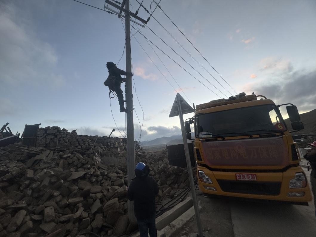 1月10日，定日縣長(zhǎng)所鄉(xiāng)，國(guó)家電網(wǎng)西藏電力員工正在搶修災(zāi)區(qū)受損線路。人民日?qǐng)?bào)記者宋豪新攝