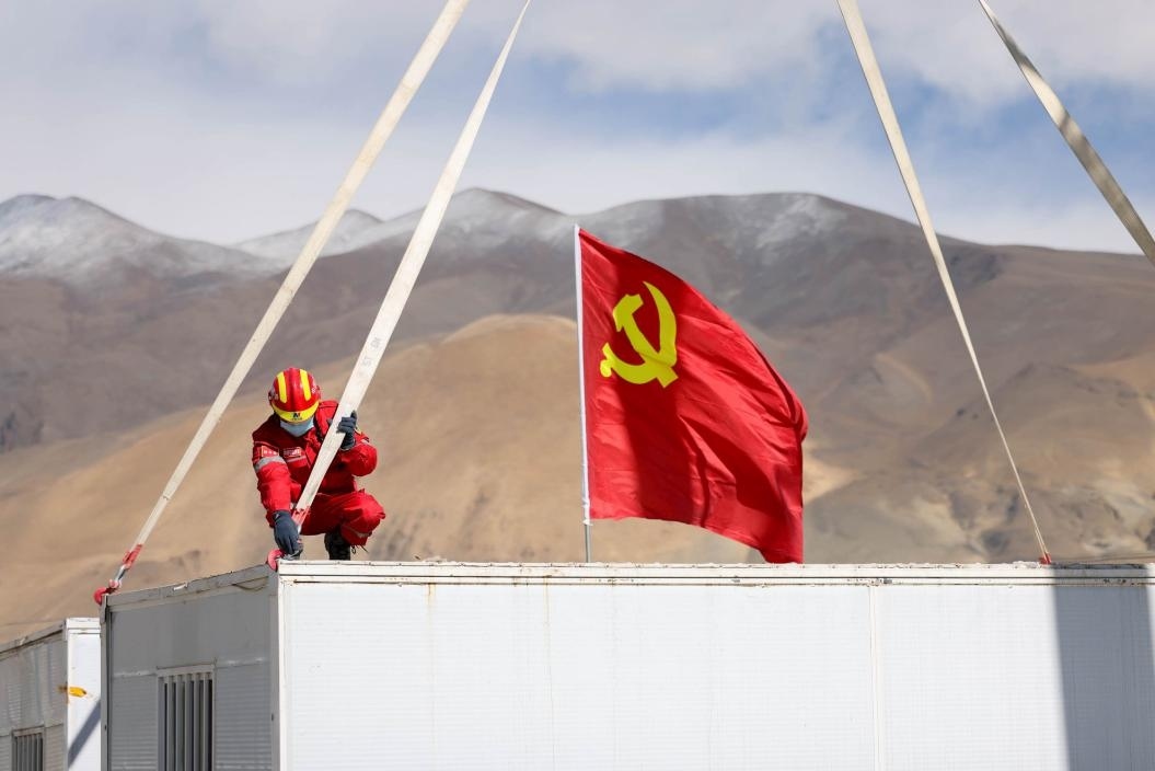 1月13日，定日縣長(zhǎng)所鄉(xiāng)嘎布村安置點(diǎn)，中國(guó)安能三局成都基地支援震區(qū)的黨員突擊隊(duì)隊(duì)員在搭建活動(dòng)板房。人民日?qǐng)?bào)記者張武軍攝