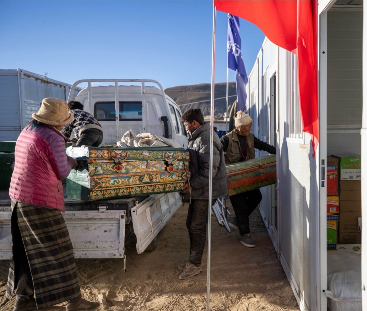 1月11日，西藏定日縣曲洛鄉(xiāng)措昂村，首批入住活動(dòng)板房的村民正在搬運(yùn)物品，為入住做準(zhǔn)備。人民日?qǐng)?bào)記者張武軍攝