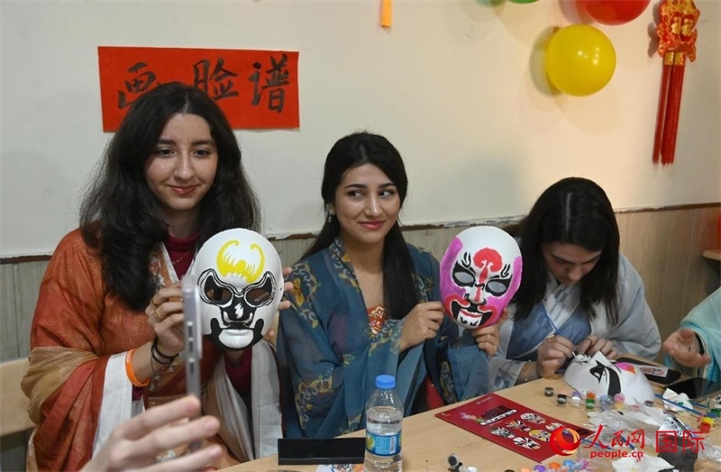 畫臉譜。人民網(wǎng)伊納斯·易卜拉欣攝