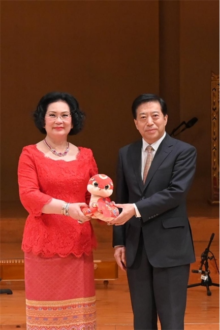 中國(guó)駐泰國(guó)大使韓志強(qiáng)與國(guó)際奧委會(huì)委員、泰國(guó)愛(ài)樂(lè)樂(lè)團(tuán)董事會(huì)主席坤仁帕塔瑪共同出席音樂(lè)會(huì)。主辦方供圖