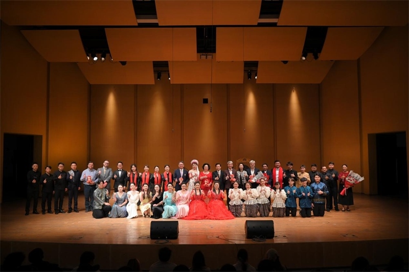 音樂(lè)會(huì)嘉賓與表演者集體合影。活動(dòng)主辦方供圖