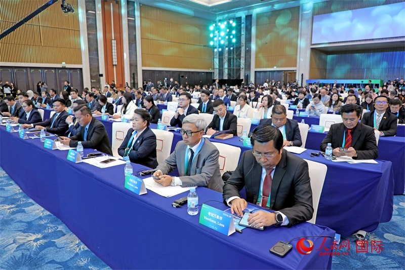 這是1月16日在南寧國際會展中心拍攝的“世界市長對話·南寧”活動現(xiàn)場。人民網(wǎng)記者 趙益普攝