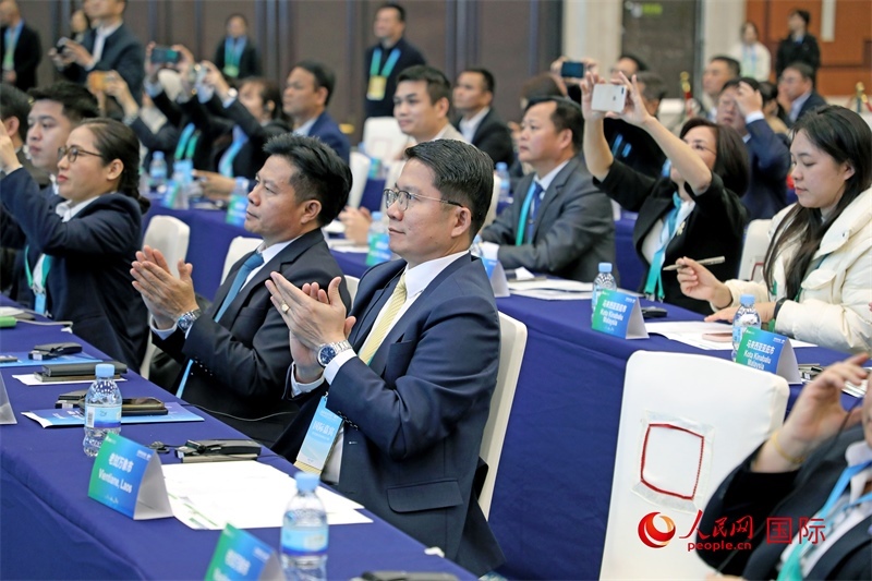 這是1月16日在南寧國際會展中心拍攝的“世界市長對話·南寧”活動現(xiàn)場。人民網(wǎng)記者 趙益普攝