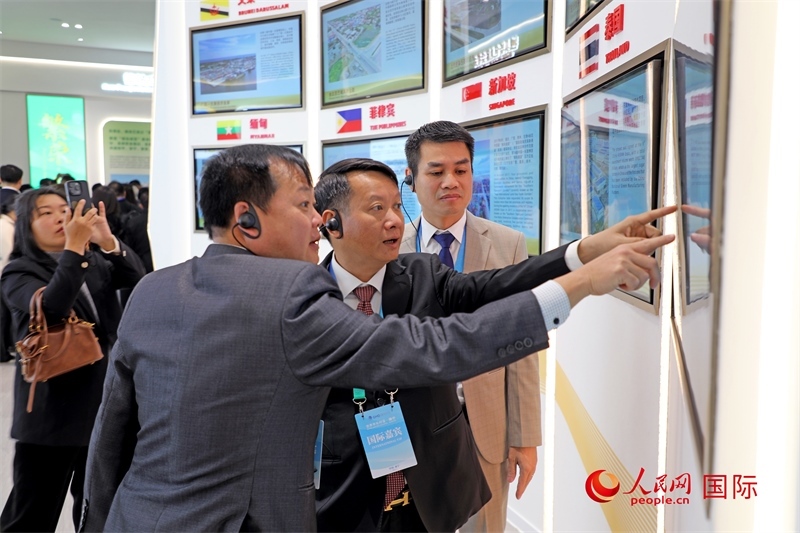 越南參會代表在南寧國際會展中心參觀。人民網(wǎng)記者 趙益普攝