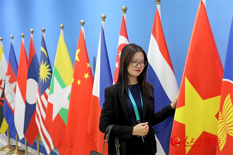 越南芒街市參會代表在南寧國際會展中心參觀。人民網(wǎng)記者 趙益普攝