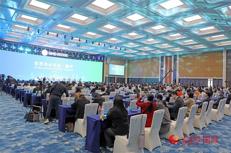 這是1月16日在南寧國際會展中心拍攝的“世界市長對話·南寧”活動現(xiàn)場。人民網(wǎng)記者 趙益普攝