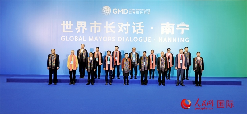 在南寧國際會展中心金桂花廳外，參加活動的中國和東盟國家市長合影留念。人民網(wǎng)記者 趙益普攝