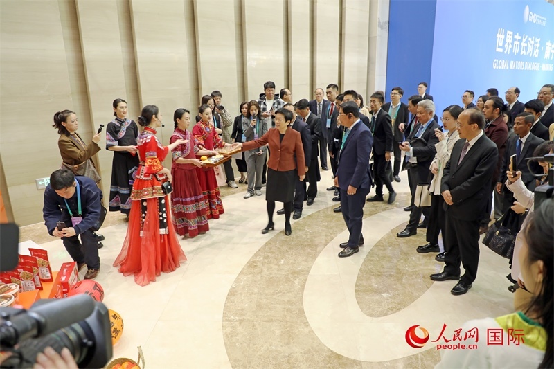 東盟國家市長聽取南寧特色茉莉花茶的講解。人民網(wǎng)記者 趙益普攝