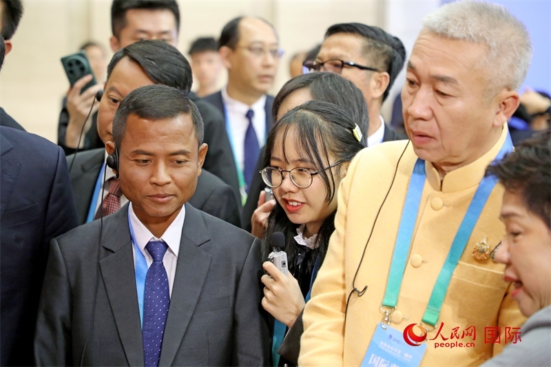 東盟國家市長在觀看、體驗?zāi)蠈幏沁z展示。人民網(wǎng)記者 趙益普攝