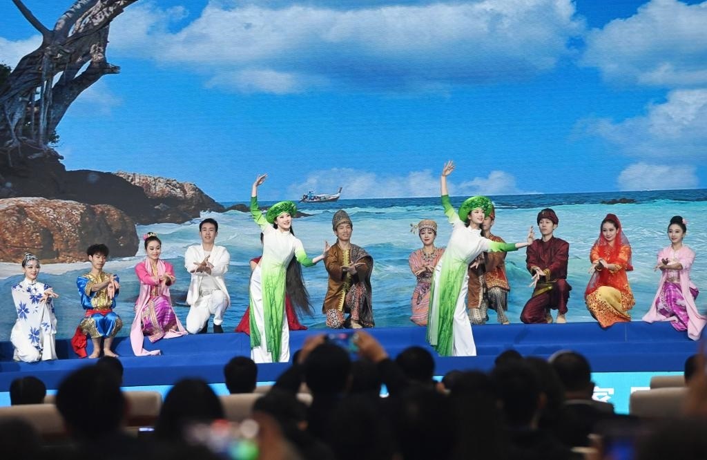 這是1月16日，在南寧國際會展中心，演員在“世界市長對話·南寧”活動間隙表演節(jié)目。新華社記者 陸波岸 攝