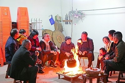 為討論蜜梨產(chǎn)業(yè)發(fā)展事宜，鸕鳥鎮(zhèn)開展“圍爐夜話”。資料圖片