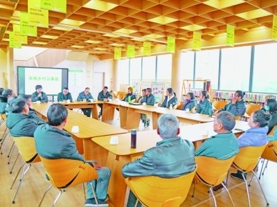 各種形式的民主協(xié)商議事會(huì)在余杭區(qū)落地生花。圖為黃湖鎮(zhèn)就共富工坊工作召開未來鄉(xiāng)村議事會(huì)。資料圖片