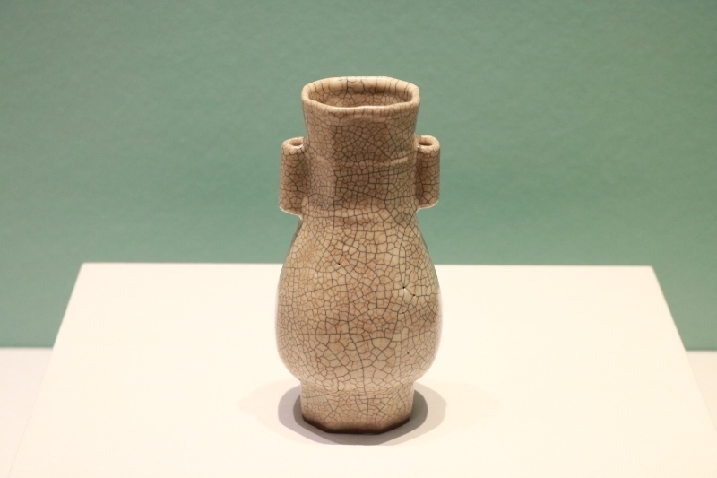 圖為故宮博物院藏宋代哥窯米黃釉貫耳瓶。