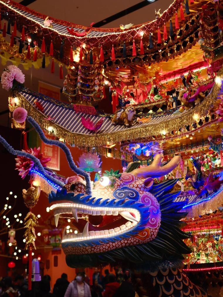 圖為“過年——春節(jié)主題展”中展出的浙江樂清首飾龍燈彩。