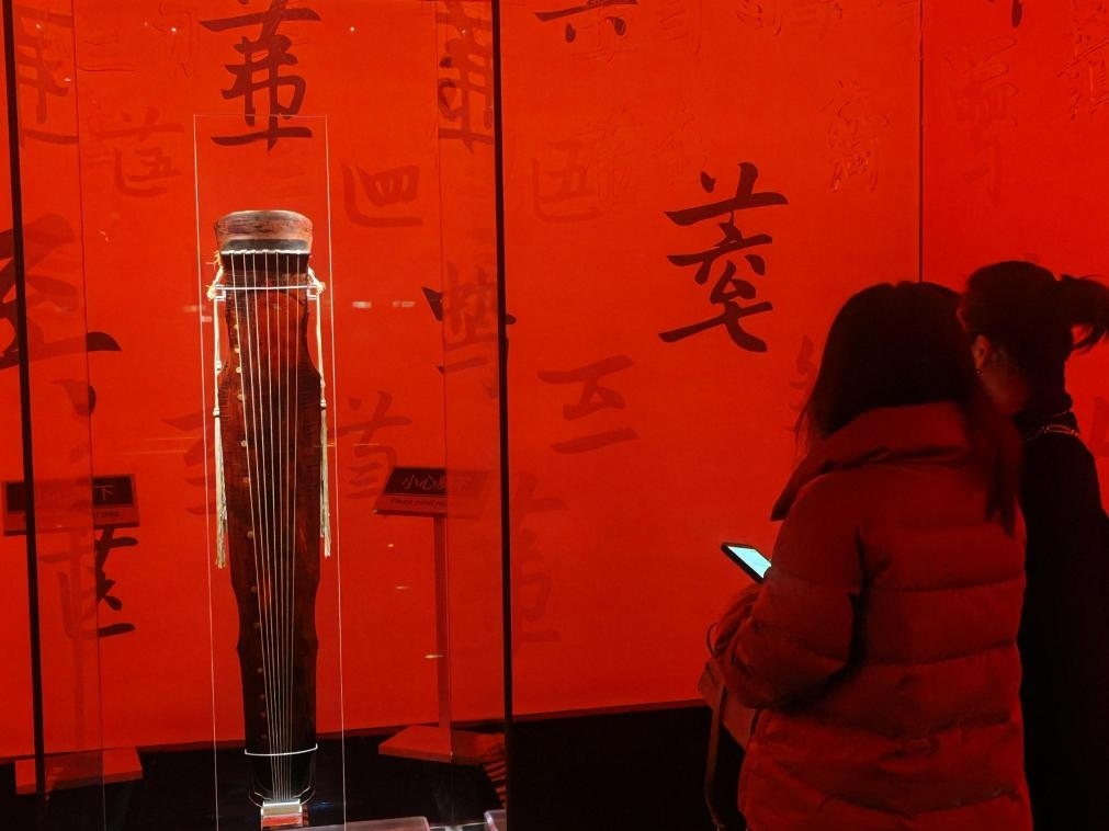 近日，在浙江省博物館之江館區(qū)，故宮博物館收藏的唐“大圣遺音”琴在“‘故宮·茶世界’觀茶——茶文化精品展”展出。新華社記者 馮源 攝