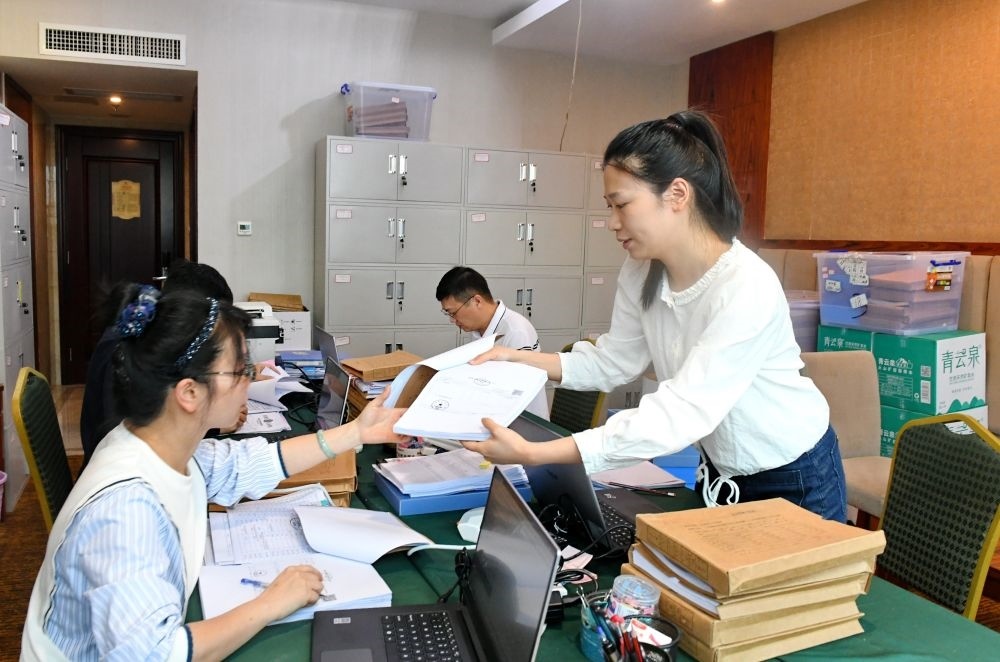 福州市委巡察機(jī)構(gòu)對全市法院系統(tǒng)開展提級聯(lián)動交叉巡察。在永泰縣駐地，巡察組工作人員查看財務(wù)憑證（2024年5月21日攝）。新華社記者 林善傳 攝