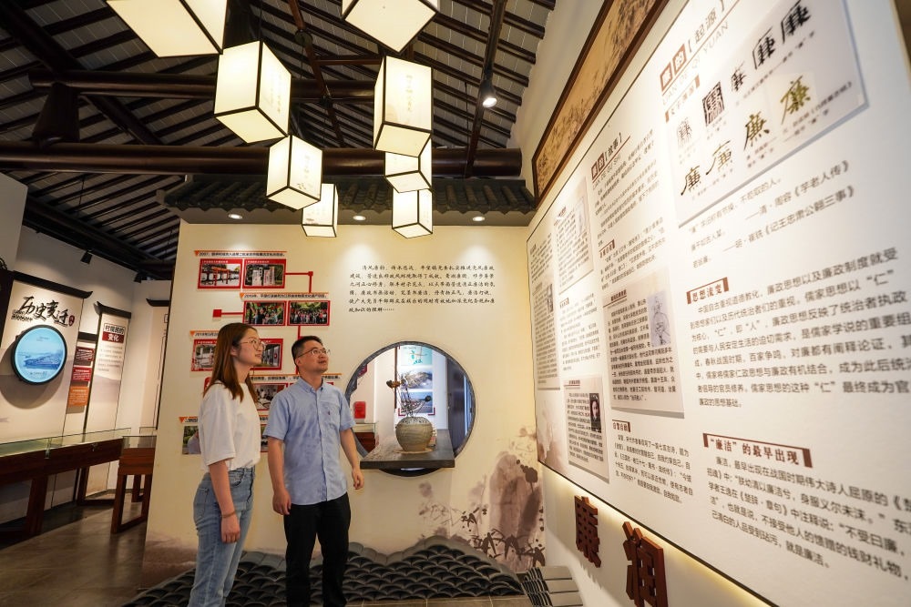 參觀者在蘇州市吳江區(qū)平望鎮(zhèn)廉潔教育基地鶯湖廉園內(nèi)參觀（2024年7月4日攝）。新華社記者 李博 攝