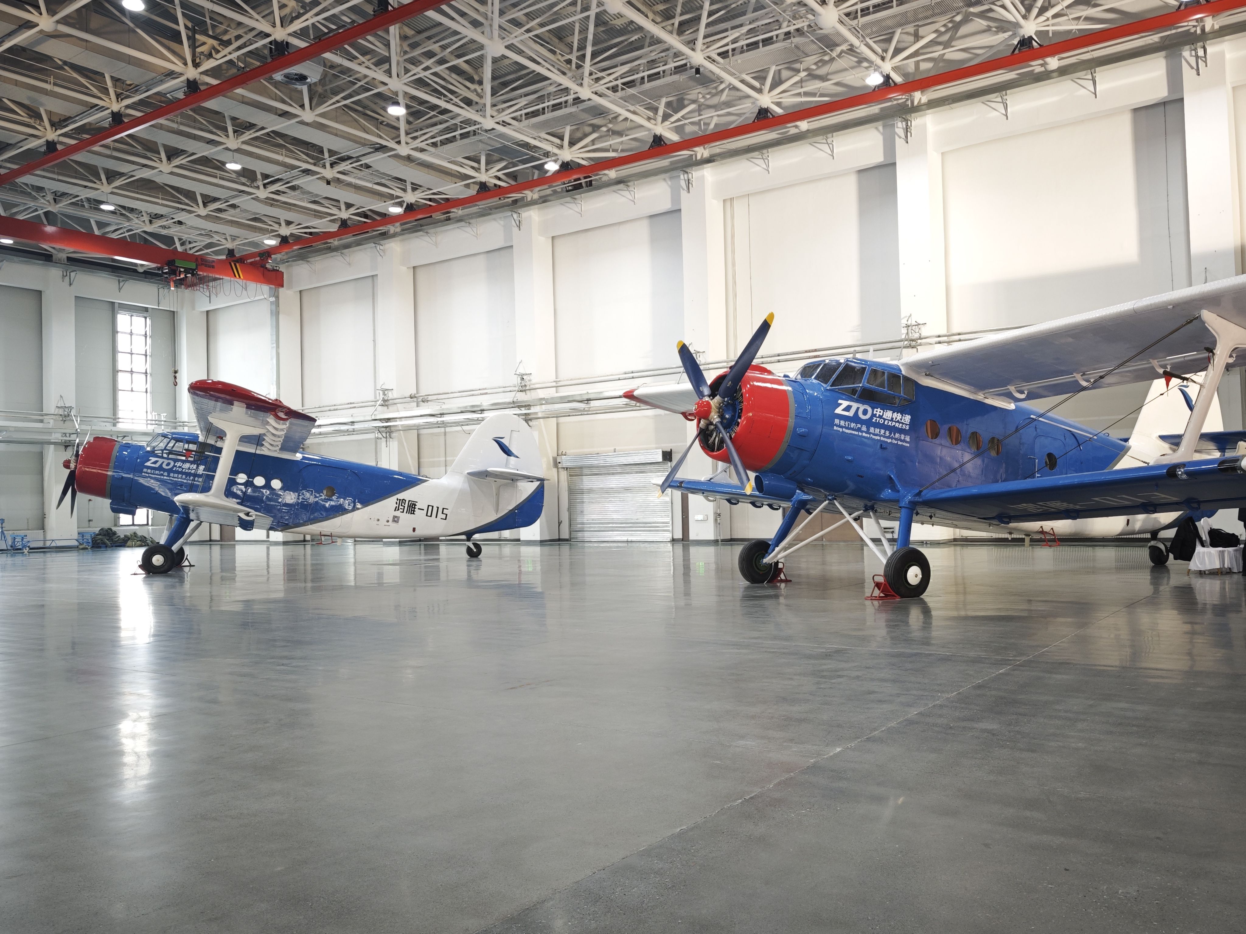 1月20日，停放在交付現(xiàn)場(chǎng)的大型無(wú)人機(jī)鴻雁（HY100）。新華社記者 茍立鋒 攝