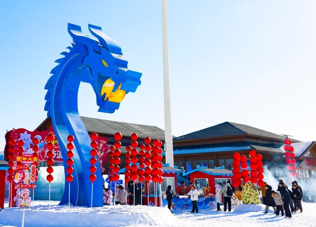 2025年1月，游客在遼寧錦州東方華地城海洋冰雪王國(guó)內(nèi)游覽。新華社發(fā)