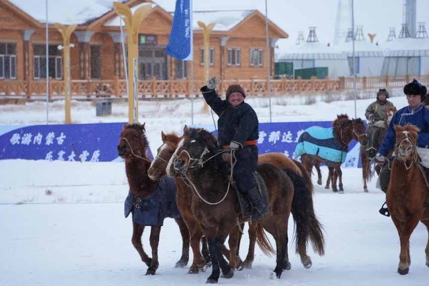 呼倫貝爾冰雪那達(dá)慕。人民網(wǎng)記者 趙夢(mèng)月攝