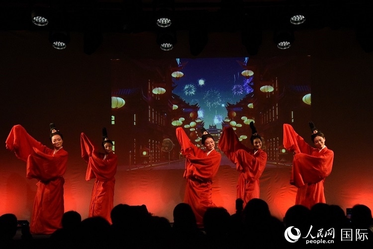 舞蹈《金蛇狂舞》。人民網(wǎng)記者 殷淼攝