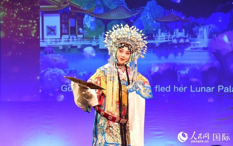 京劇經(jīng)典選段《貴妃醉酒》。人民網(wǎng)記者 殷淼攝