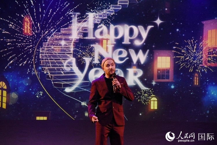 瑞典籍歌手天木演唱歌曲《Happy New Year》。人民網(wǎng)記者 殷淼攝