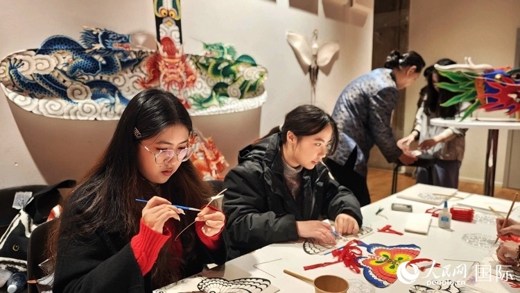 體驗(yàn)非遺文化“制作小風(fēng)箏”。人民網(wǎng)記者 殷淼攝
