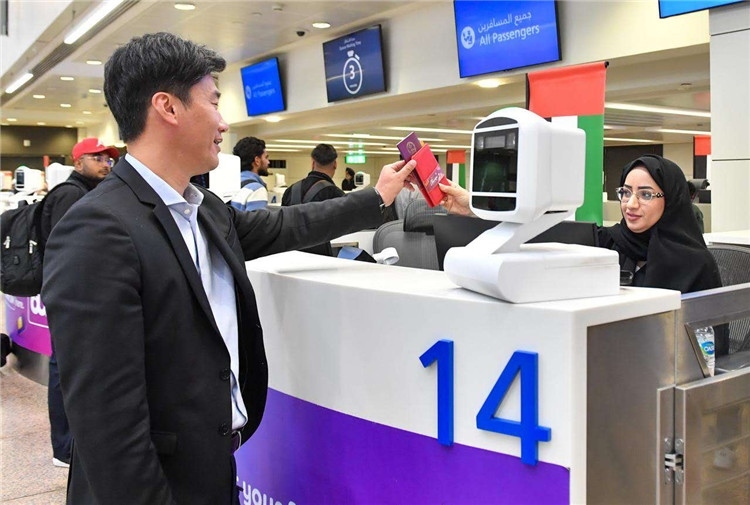 1月22日，迪拜免稅店聯(lián)合迪拜移民局向入境中國(guó)旅客贈(zèng)送新年賀禮。迪拜移民局供圖