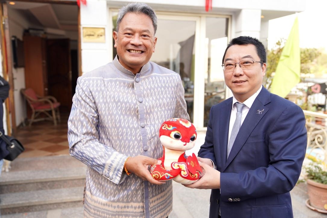 中國駐埃及使館參贊兼開羅中國文化中心主任張易向塔納瓦大使贈送2025“歡樂春節(jié)”吉祥蛇。開羅中國文化中心供圖