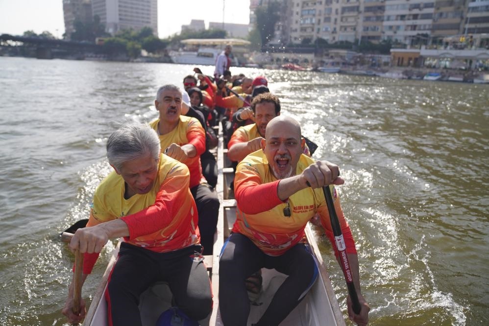 活動現(xiàn)場龍舟競技，共慶春節(jié)。開羅中國文化中心供圖