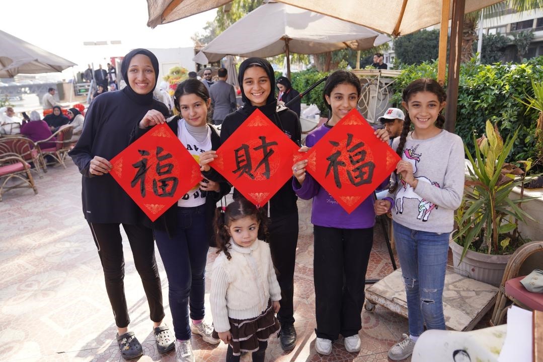 埃及民眾參與中國文化體驗活動。開羅中國文化中心供圖