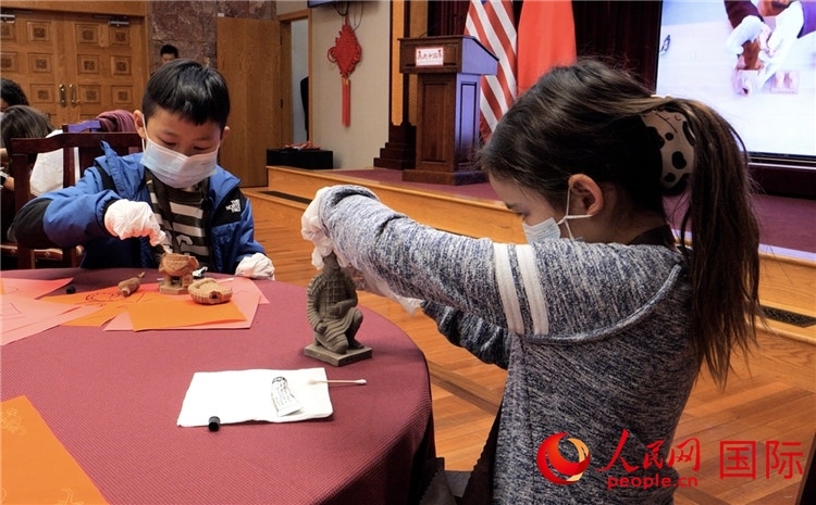 “我是文物修復師”活動環(huán)節(jié)。李鑫江攝