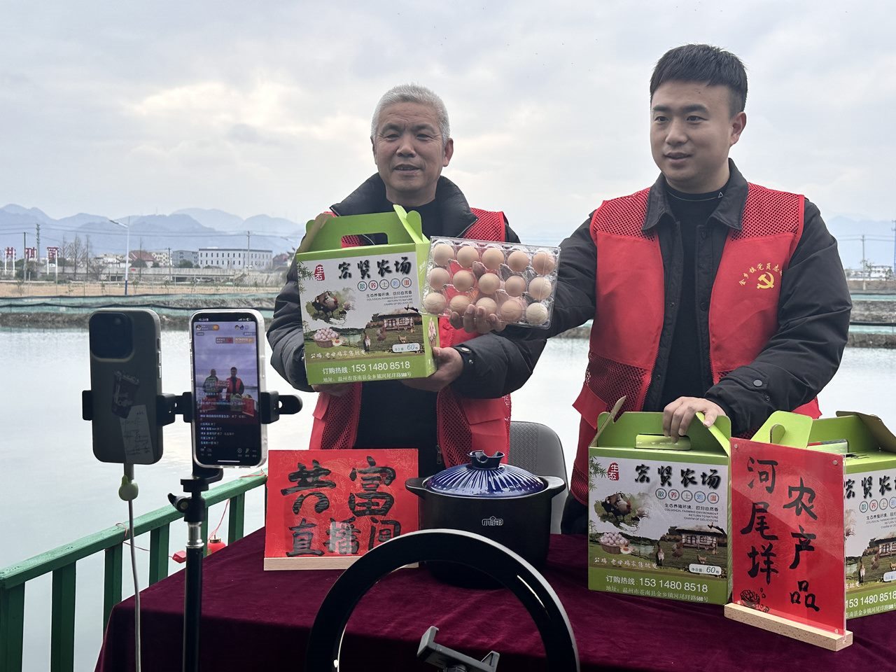 在蒼南金鄉(xiāng)鎮(zhèn)，永興、半浹連、河尾垟等當年受災的臨近村落，正連片建設美麗江南水鄉(xiāng)新景。圖為河尾垟村設在河邊的“共富直播間”。金鄉(xiāng)鎮(zhèn) 供圖