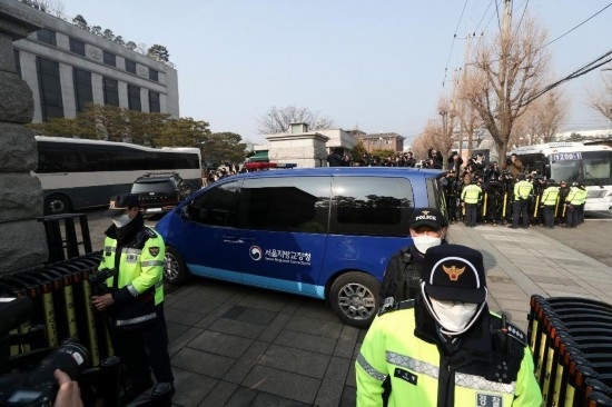  1月21日，尹錫悅乘坐的車輛進入韓國首爾的憲法法院。新華社記者姚琪琳攝