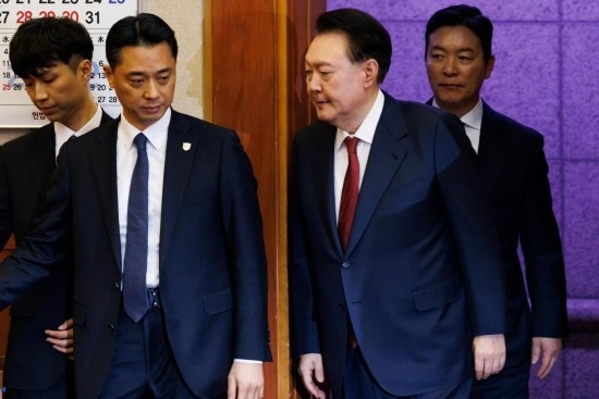  1月23日，尹錫悅（右二）在韓國首爾憲法法院出席總統(tǒng)彈劾案庭審。新華社發(fā)（Pool圖片，曹城凖攝）