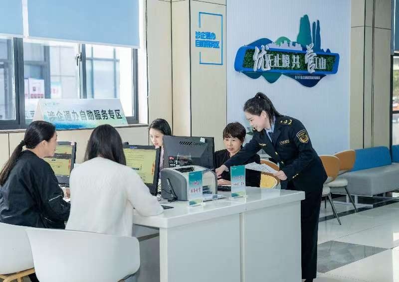 工作人員指導(dǎo)企業(yè)一次性完成信息填報(bào)。圖片來(lái)源：浙江衢州市市場(chǎng)監(jiān)督管理局