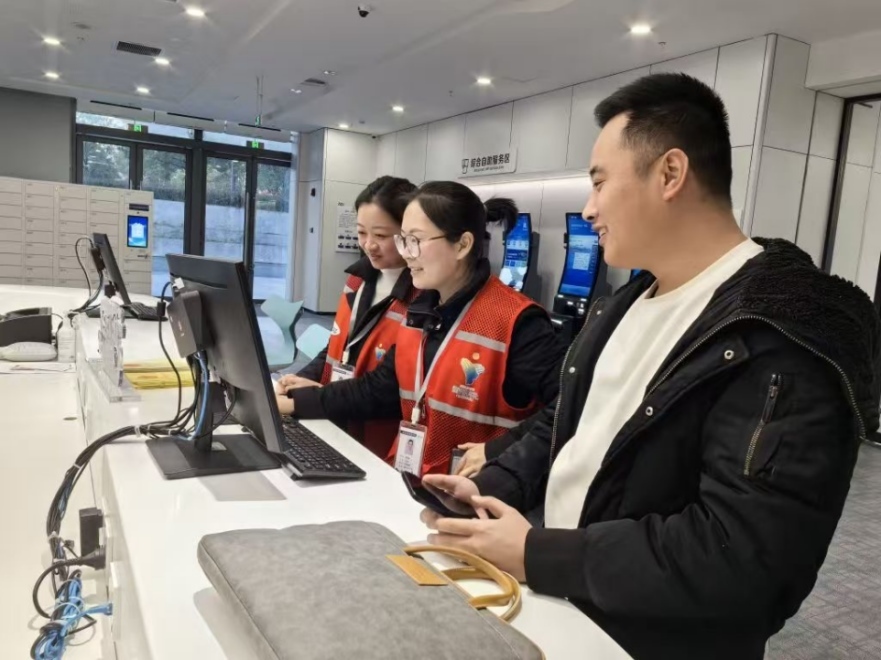 工作人員幫助企業(yè)辦理遷移申請(qǐng)網(wǎng)上填報(bào)。圖片來(lái)源：浙江衢州市市場(chǎng)監(jiān)督管理局