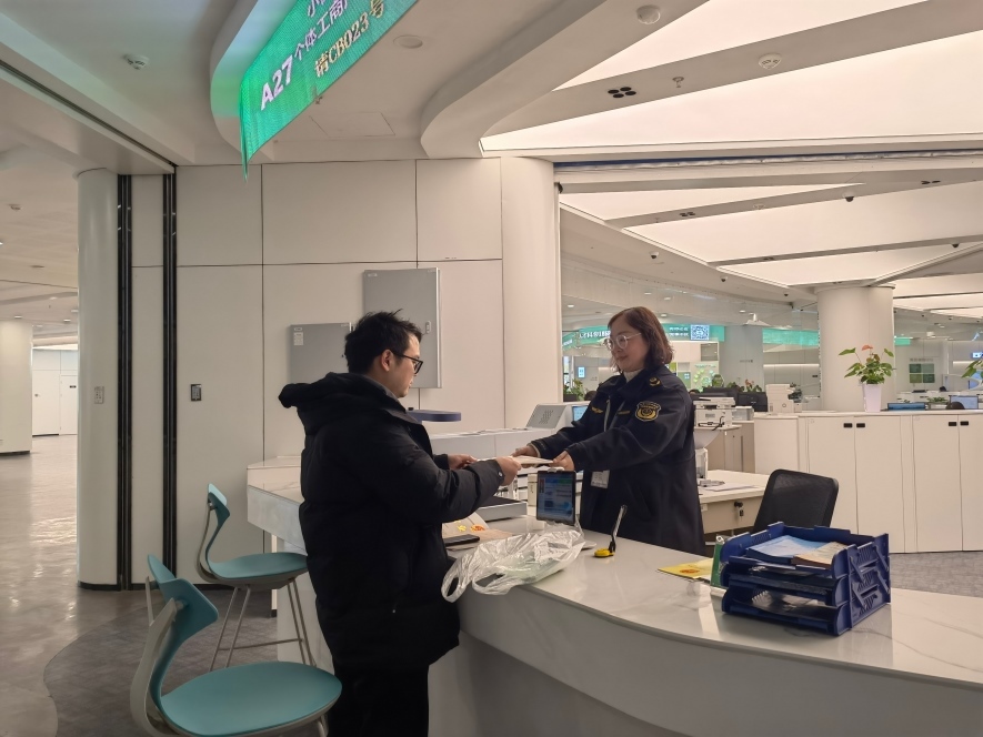 企業(yè)在出證窗口“一站式”領(lǐng)取變更后的營(yíng)業(yè)執(zhí)照。圖片來(lái)源：浙江衢州市市場(chǎng)監(jiān)督管理局