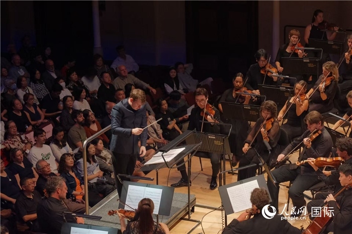 奧克蘭市政廳《空?！方豁懬莩霈F(xiàn)場(chǎng)。張波若攝