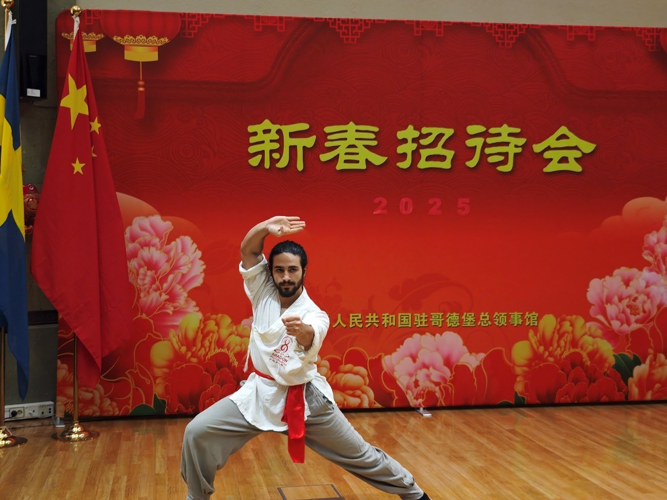 當(dāng)?shù)匚湫g(shù)愛(ài)好者的表演。中國(guó)駐哥德堡總領(lǐng)館供圖