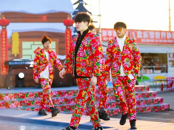 東北滑雪走秀現(xiàn)場。人民網(wǎng)記者 許維娜攝