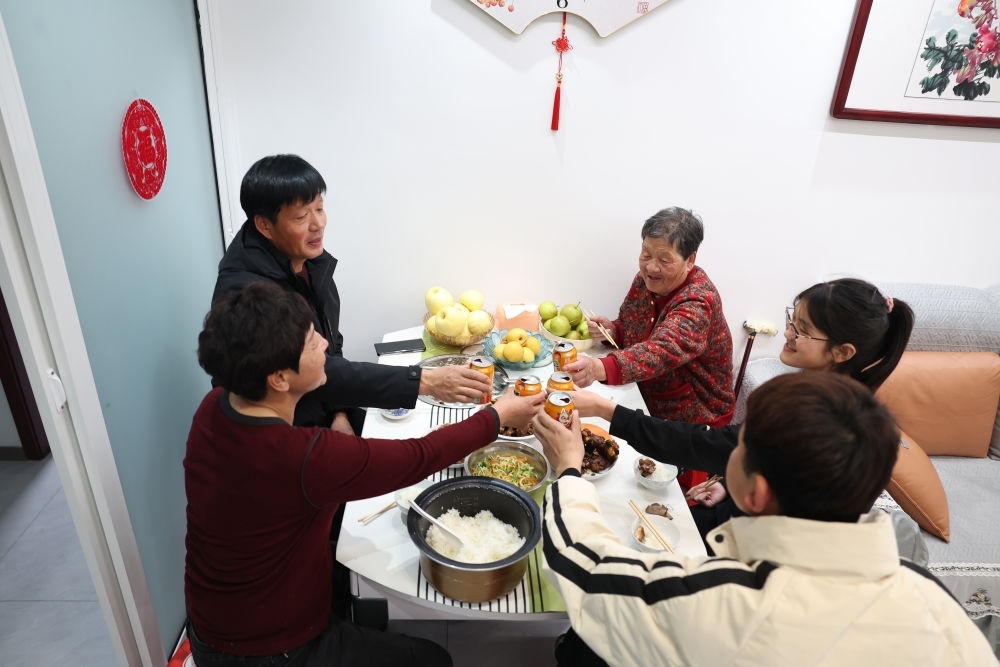 2025年1月22日，遼寧省葫蘆島市綏中縣祝家溝村村民朱西存一家在新房里。新華社記者姚劍鋒 攝