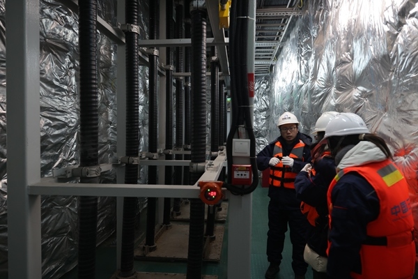 運維人員在風電場海上升壓站上進行巡視檢查。受訪者供圖