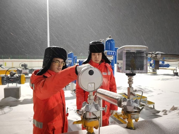 黑河作業(yè)區(qū)員工夜間對天然氣管道進行巡檢。受訪者供圖