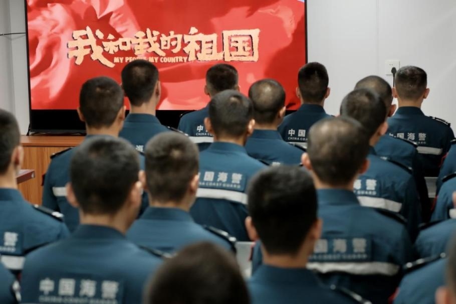 1月25日，中國(guó)海警海鷗艦組織艦上執(zhí)法員觀看紅色電影。