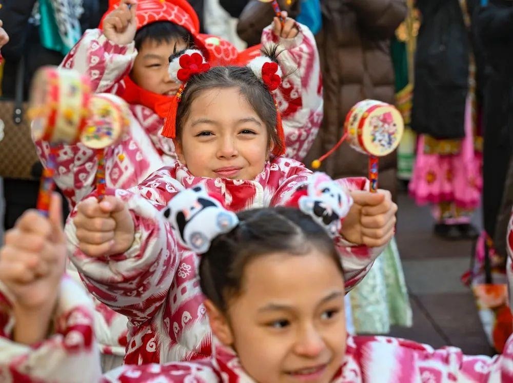 △新疆大巴扎社火迎新春，孩子們在現場表演。