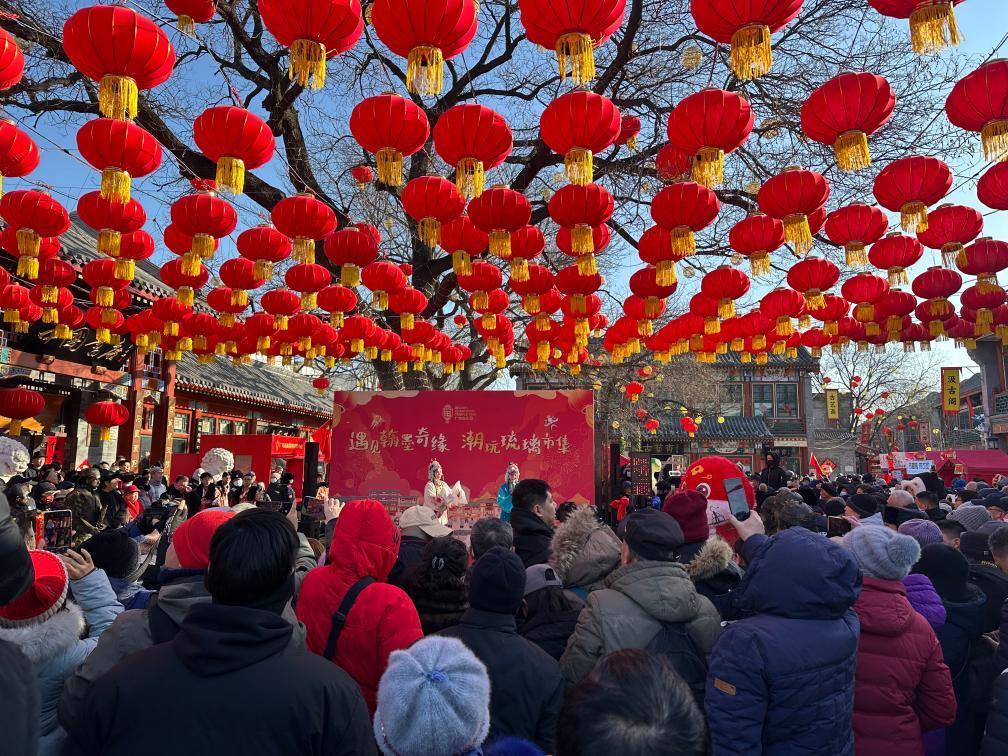 1月29日，市民游客在北京廠甸廟會(huì)感受濃濃年味。新華社記者 楊淑君 攝